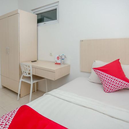 Отель Oyo 850 Lapan Lapan Банджармасин Экстерьер фото